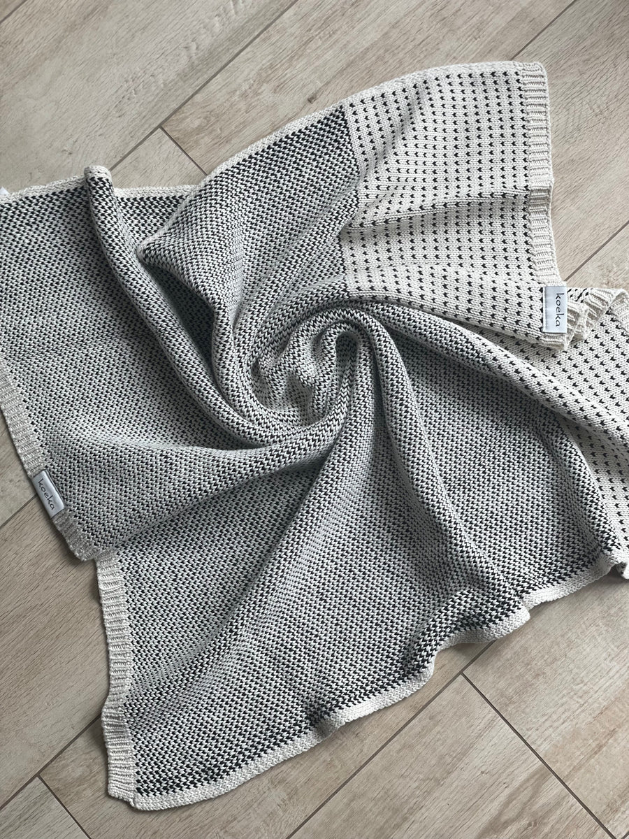 Koeka - couverture berceau tricotée