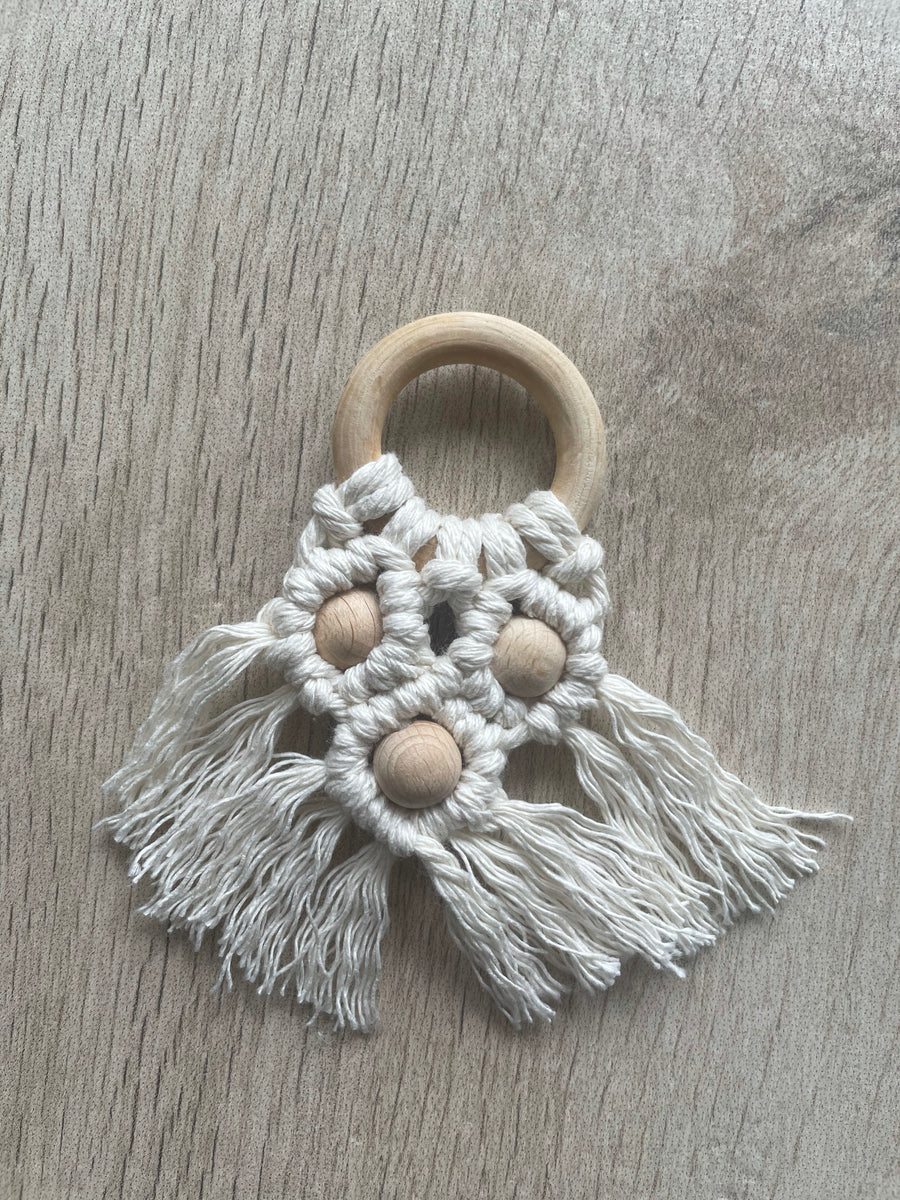 Petit anneau dentition en macramé beige 3 boules