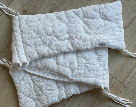Tour de lit en gaze de coton blanc