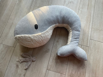 Nanami Coussin d'allaitement Momo baleine blanc/gris